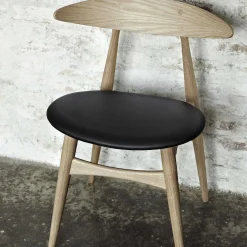 Carl Hansen & Søn Chairs*Ch33P | Chair | Oiled Oak - Black Leather