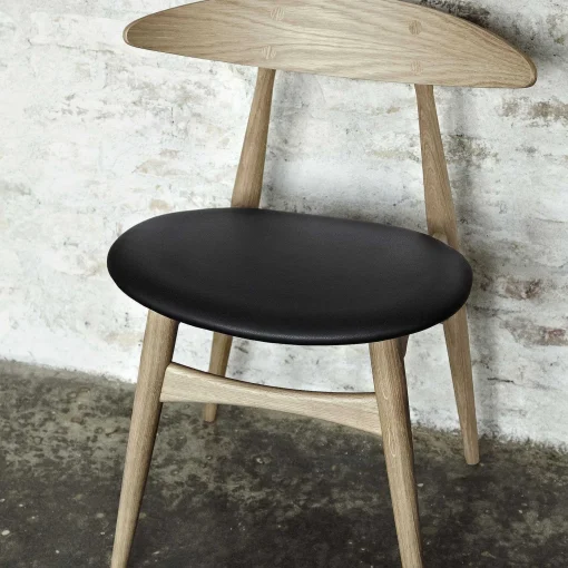 Carl Hansen & Søn Chairs*Ch33P | Chair | Oiled Oak - Black Leather